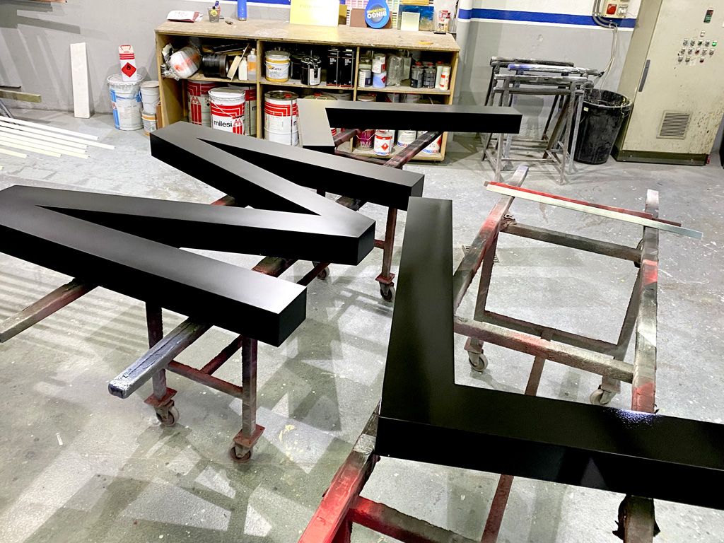 Proceso secado letras rótulos exteriores gran formato de Toyota Material Handling proyecto ESSA PUNT