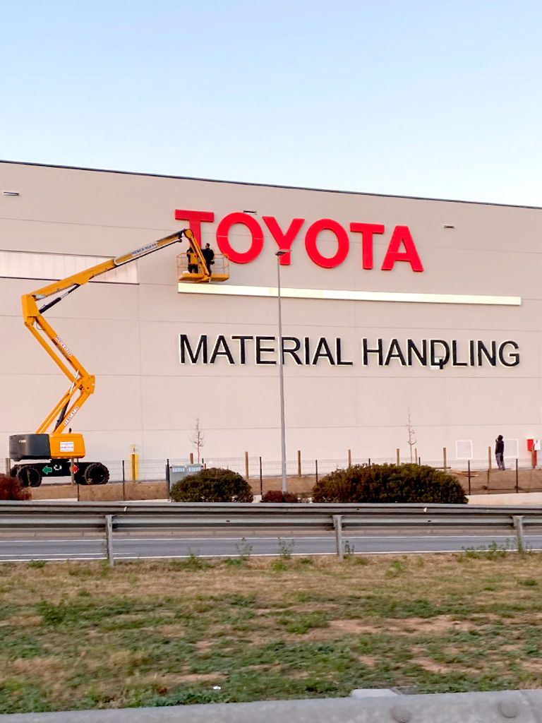 Tòtem senyalística exterior TECNOPOWER projecte ESSA PUNT