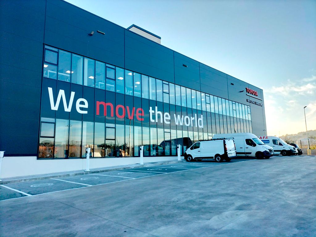 Vista rótulo exterior vinilo de corte We move the world fabricado por ESSA PUNT