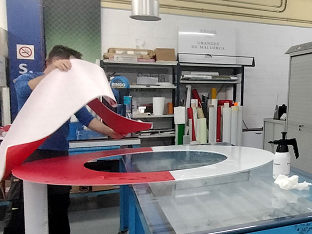 Proceso vinilado metacrilato de rótulos exteriores gran formato de Toyota Material Handling proyecto ESSA PUNT