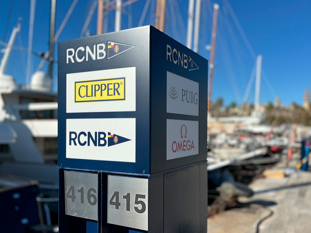 Cubo luminoso marcas sobre poste eléctrico señalética branding RCNB proyecto ESSA PUNT