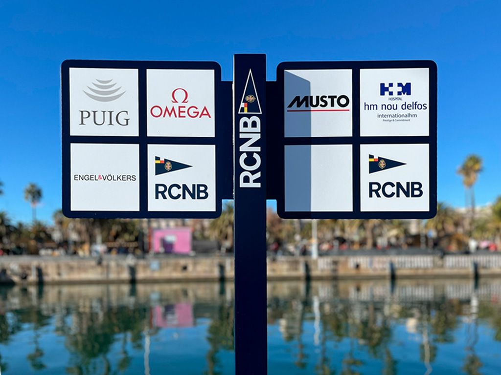 Detalle banderola con las marcas señalética branding RCNB proyecto ESSA PUNT