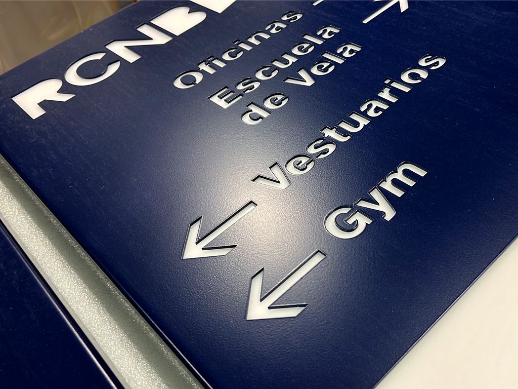 Proceso fabricación tótems señalética branding RCNB proyecto ESSA PUNT