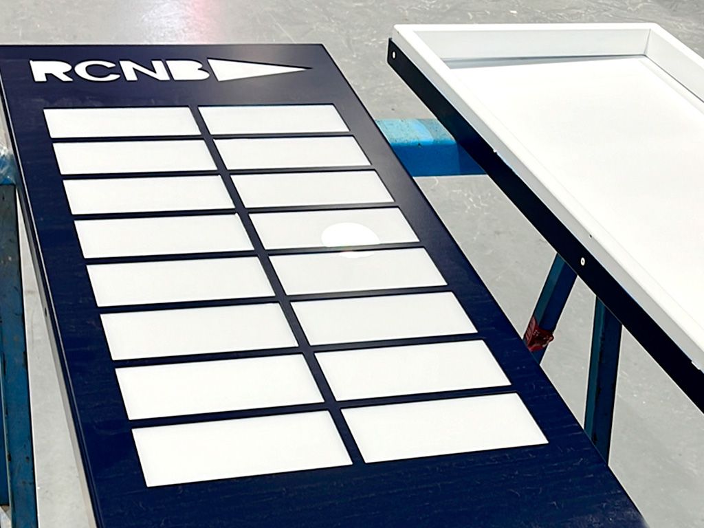 Proceso pre montaje tótems señalética branding RCNB proyecto ESSA PUNT