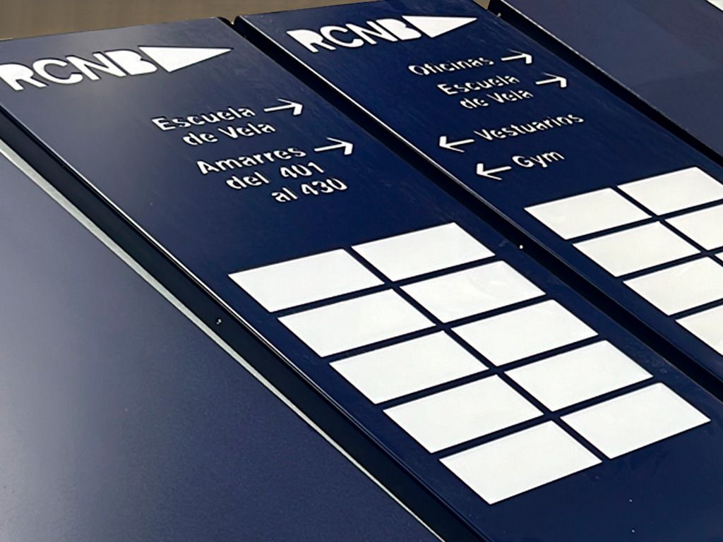 1 Proceso pre montaje tótems señalética branding RCNB proyecto ESSA PUNT