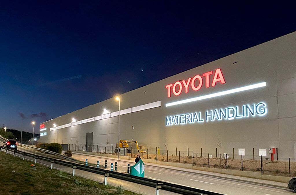 La retolació exterior de gran impacte per a Toyota Material Handling