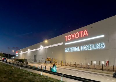 La retolació exterior de gran impacte per a Toyota Material Handling