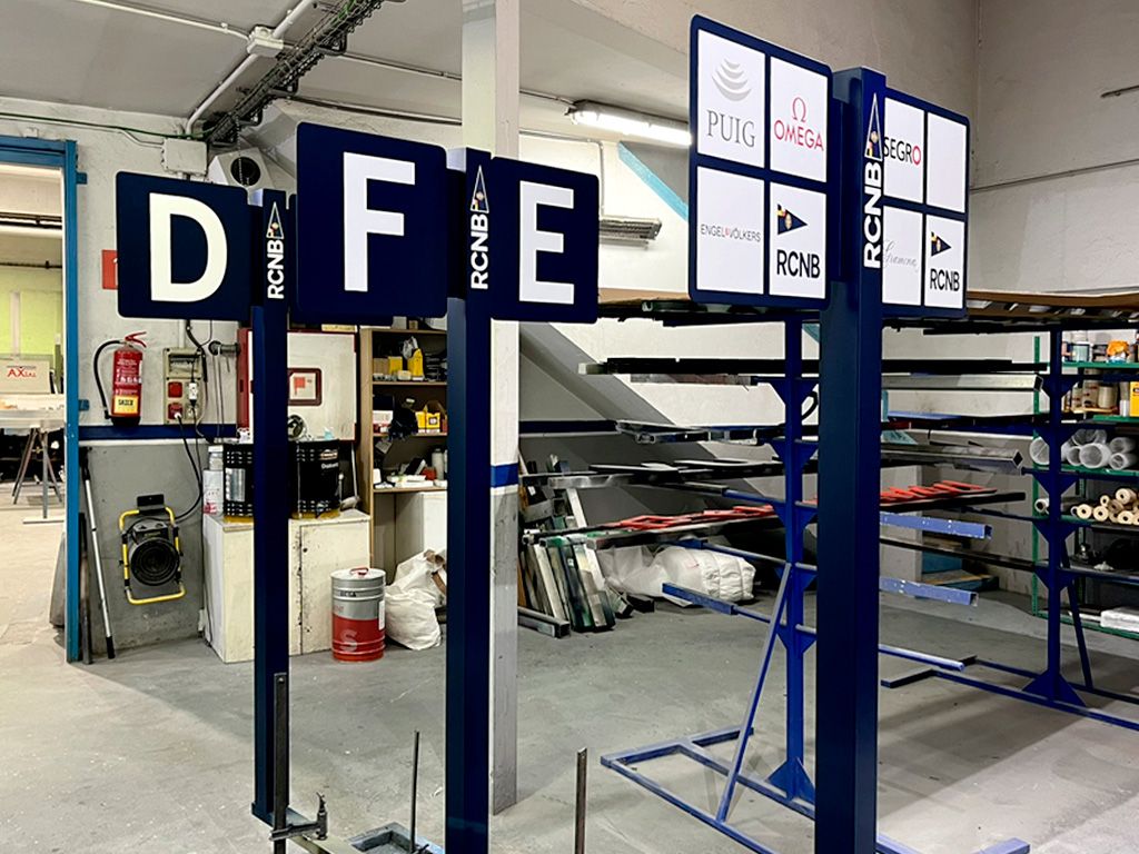 Proceso secado de las banderolas señalética branding RCNB proyecto ESSA PUNT