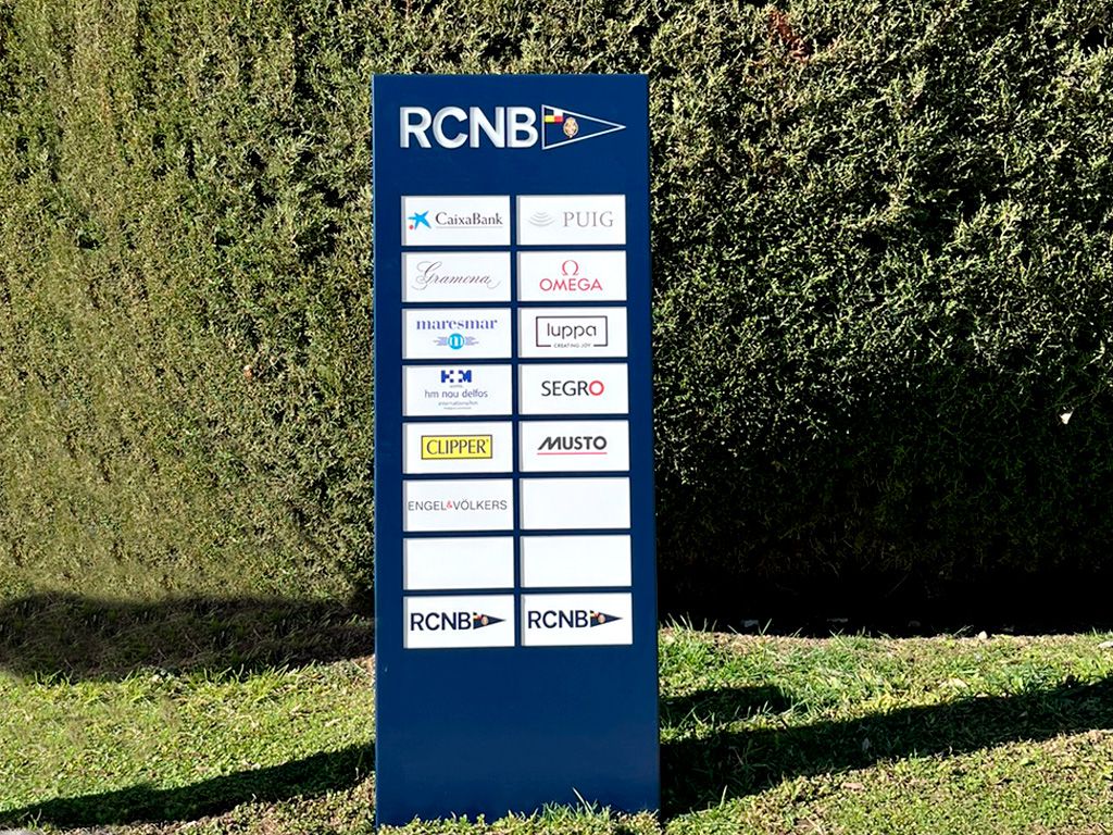 Tótem exterior branding marcas señalética RCNB proyecto ESSA PUNT