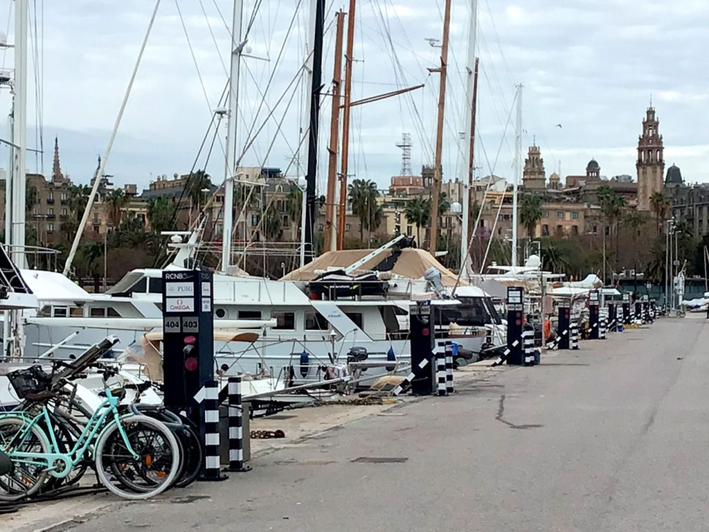 Vista de los cubos luminosos sobre postes eléctricos señalética branding RCNB proyecto ESSA PUNT