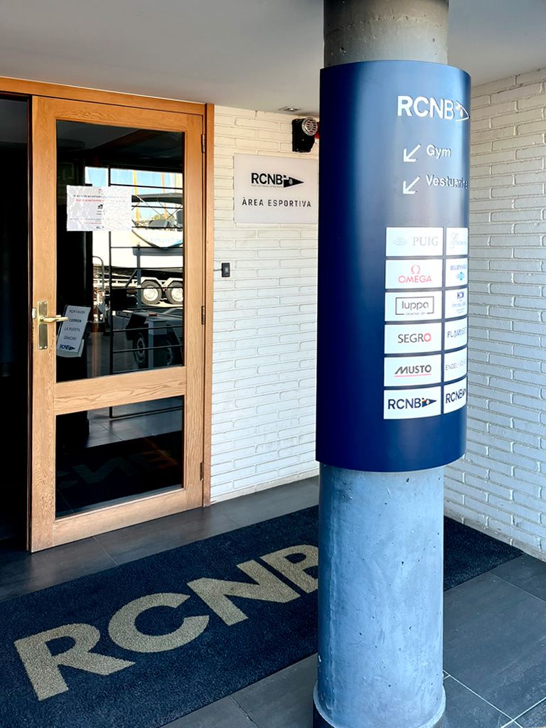 Tótem circular con las marcas señalética branding RCNB proyecto ESSA PUNT