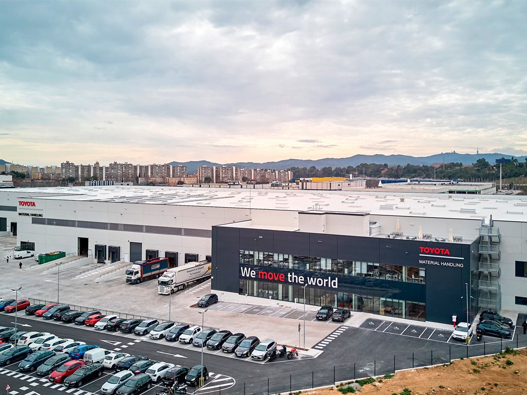 Vista general nave rotulación exterior TOYOTA MATERIAL HANDLING proyecto ESSA PUNT