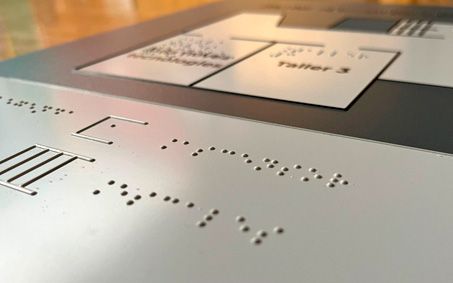 Placa señalética accesible para hoteles fabricado ESSA PUNT