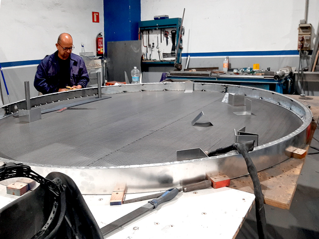 Proceso de soldadura rótulo circular TimeOut MARKET proyecto ESSA PUNT