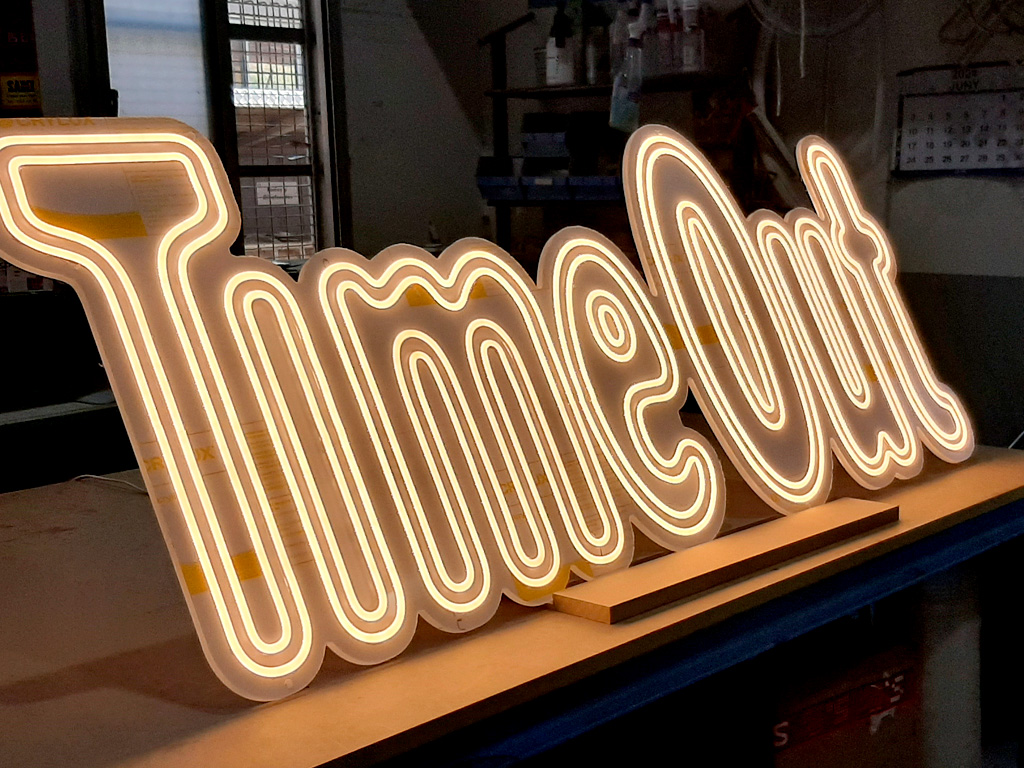 Prueba de calidad del Rótulo luminoso TimeOut Neón Flex TimeOut MARKET proyecto ESSA PUNT