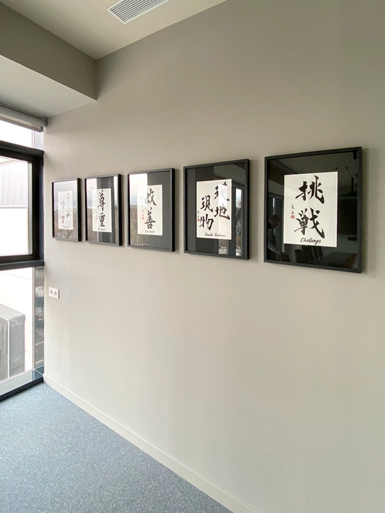 láminas Kanji originales enmarcadas oficinas TOYOTA MATERIAL HANDLING proyecto ESSA PUNT