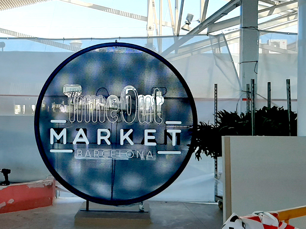 Proceso montaje rótulo circular Rotulación y Señalética TimeOut MARKET proyecto ESSA PUNT