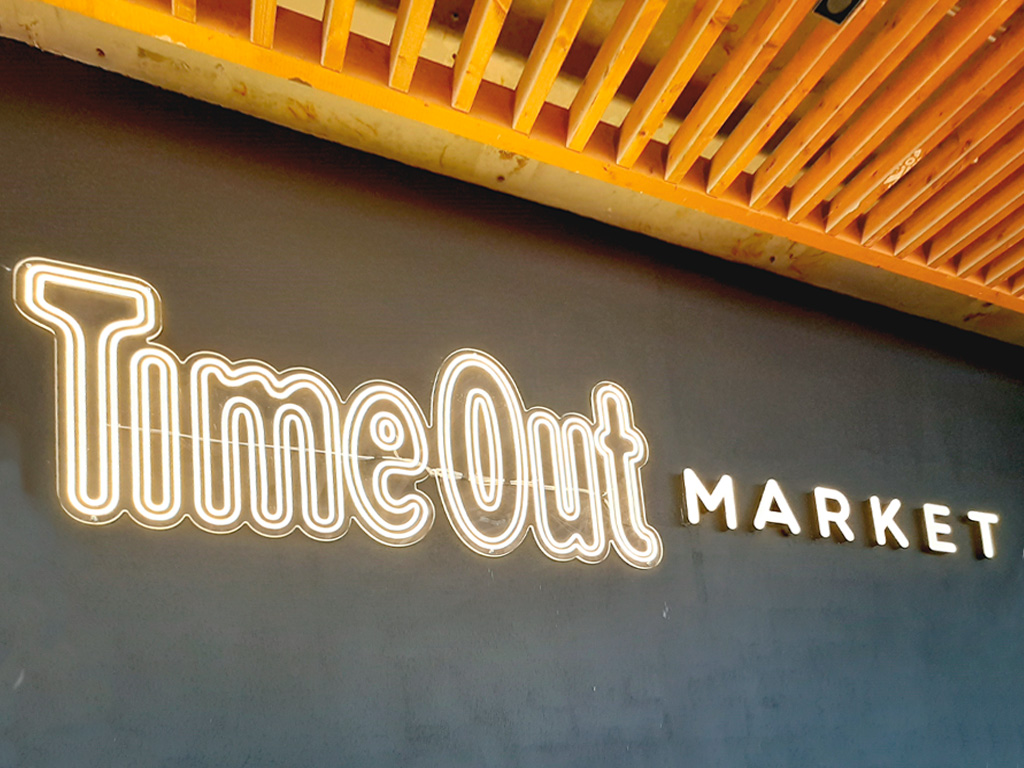 Rótulo luminoso TimeOut Neón Flex instalado TimeOut MARKET proyecto ESSA PUNT