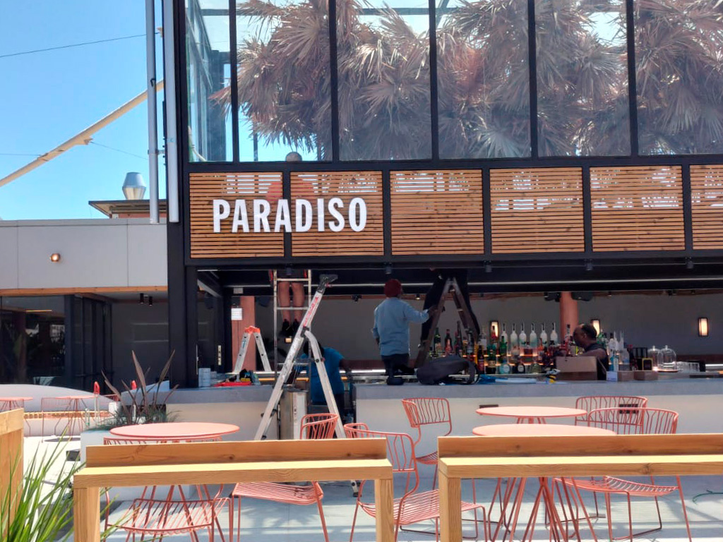 Montaje del rótulo exterior luminoso PARADISO Rotulación y Señalética TimeOut MARKET proyecto ESSA PUNT