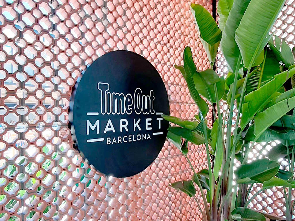 Rótulo corporativo zona de paso Rotulación y Señalética TimeOut MARKET proyecto ESSA PUNT