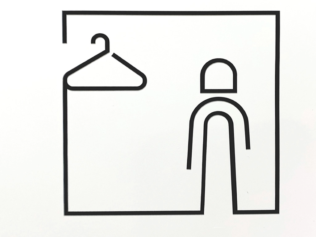 Vestidor femenino señalización oficinas TOYOTA MATERIAL HANDLING proyecto ESSA PUNT