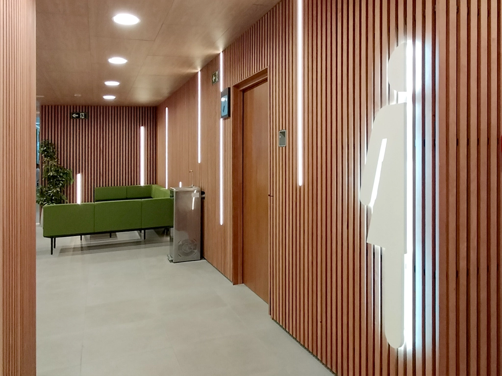 Señalética aeropuerto WC femenino fabricación y montaje por ESSA PUNT