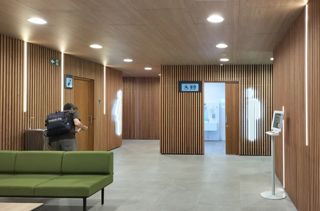 Nueva señalética de los servicios de la zona internacional del Aeropuerto de Girona