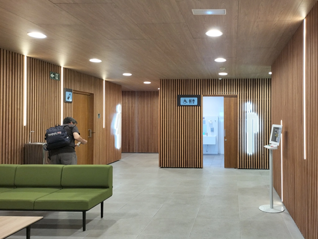 Señalética WC Aeropuerto Girona Fabricación y montaje ESSA PUNT