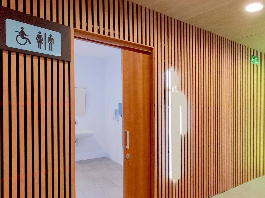 Señalética aeropuerto WC masculino fabricación y montaje por ESSA PUNT