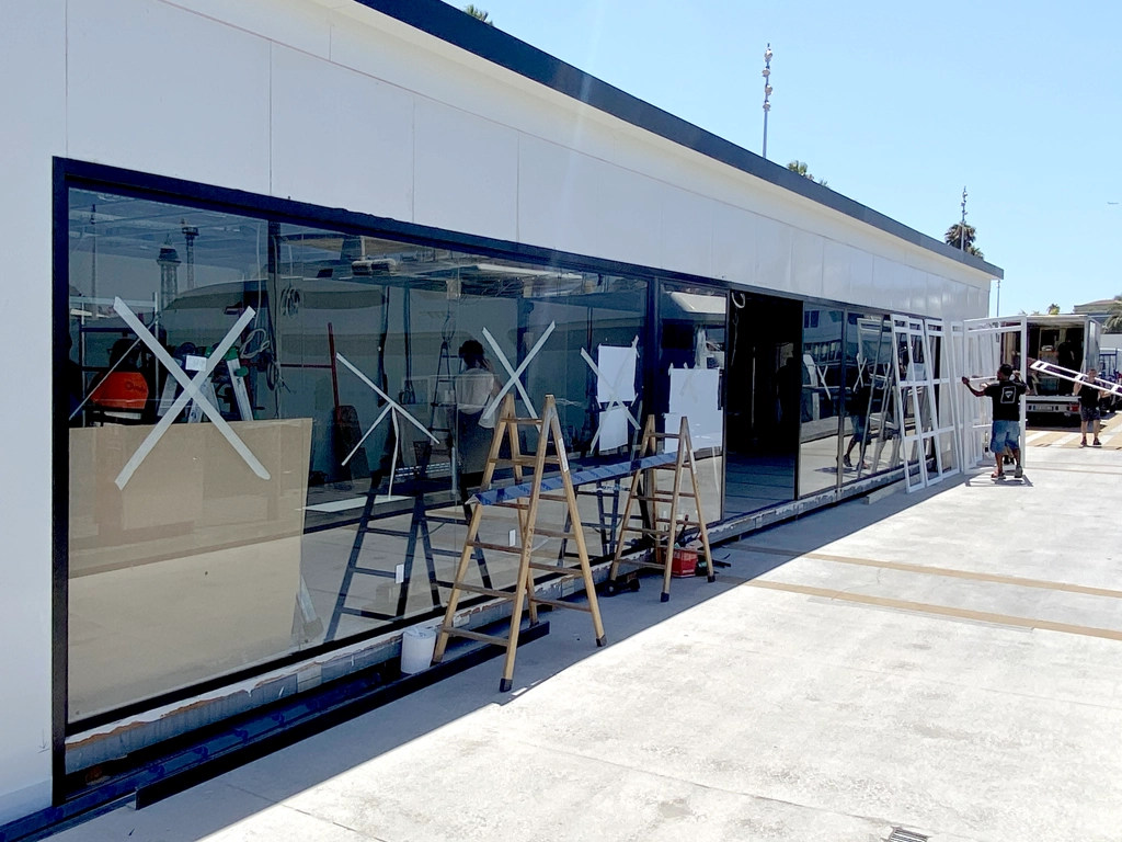 Instalación de las puertas y cristaleras del Pop Up en la Copa América 2024 proyecto ESSA PUNT