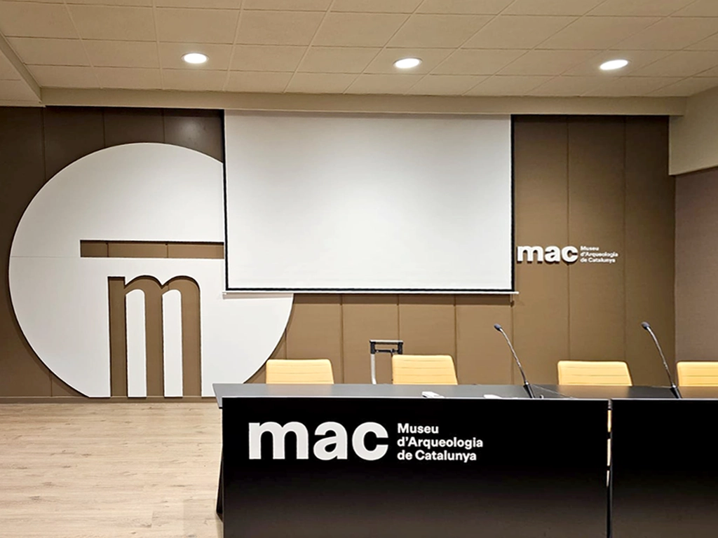 Identidad corporativa instalada sala de actos Museu Arqueologia proyecto ESSA PUNT