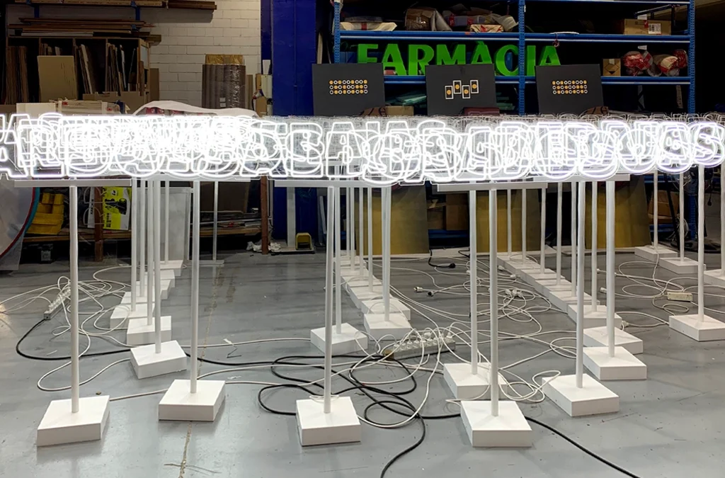 Displays Neon Flex Personalizados para Retail, impacto visual que impulsa tus ventas