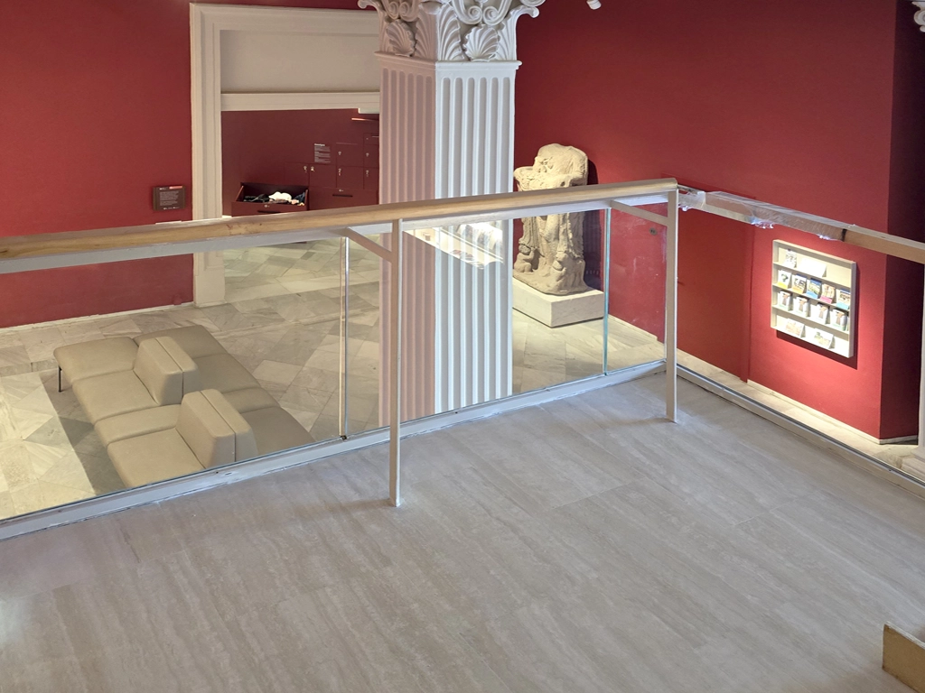 Vista de la zona de acceso a los paneles desmontables Museo d'Arqueologia de Catalunya proyecto ESSA PUNT