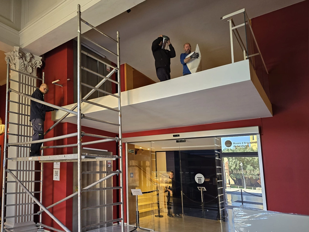 Vista proceso de instalación rótulo paneles desmontables Museo d'Arqueologia de Catalunya proyecto ESSA PUNT