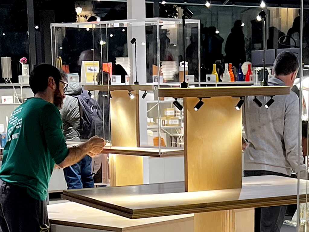 Montaje en tienda vitrina expositiva en la botiga COAC proyecto ESSA PUNT
