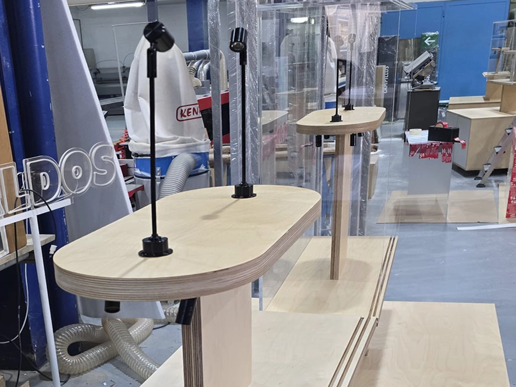 Pre montaje focos Led en vitrina expositiva botiga COAC proyecto ESSA PUNT