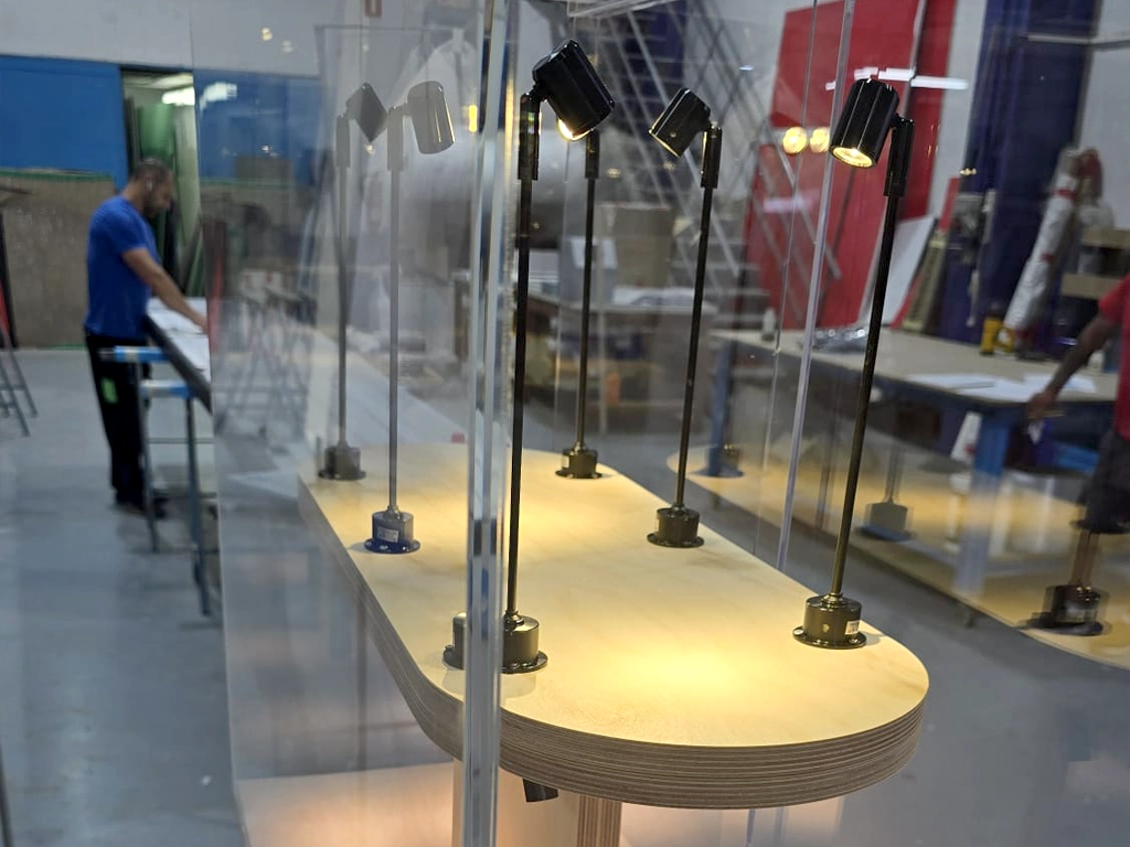 Prueba calidad iluminación led vitrina expositiva en la botiga COAC proyecto ESSA PUNT