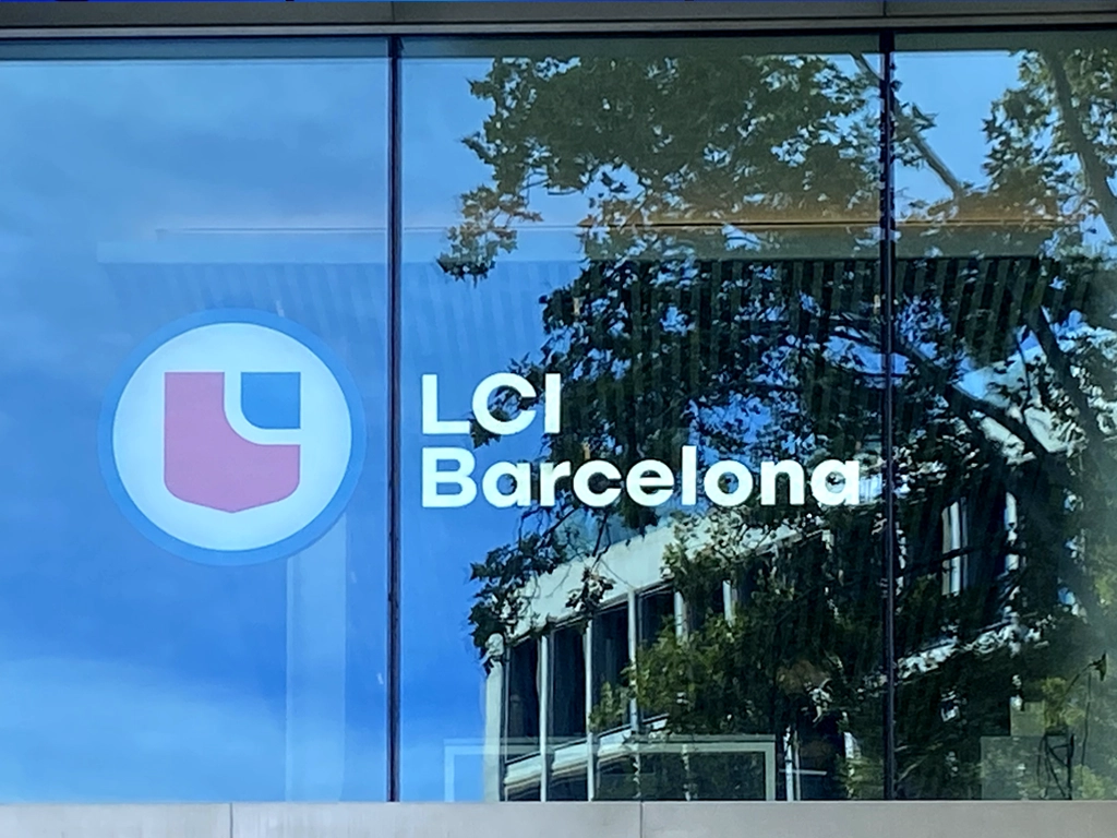 Rótulo lúminico identidad visual LCI Barcelona proyecto ESSA PUNT