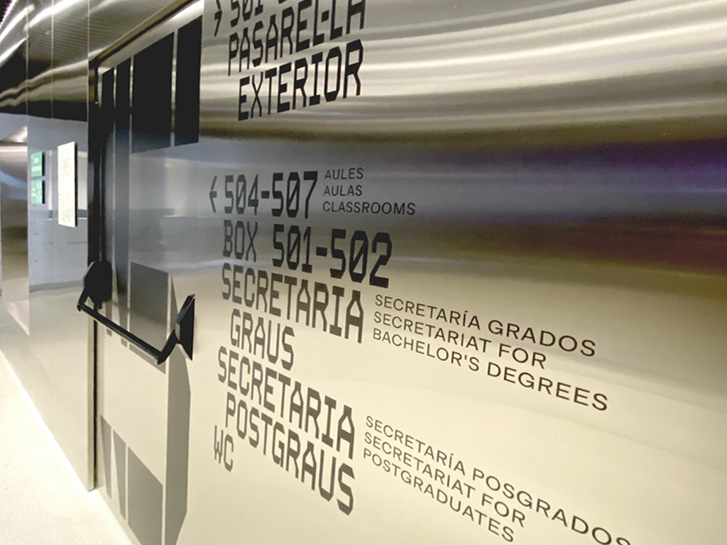 Señalética direccional sistema wayfinding LCI Barcelona proyecto ESSA PUNT