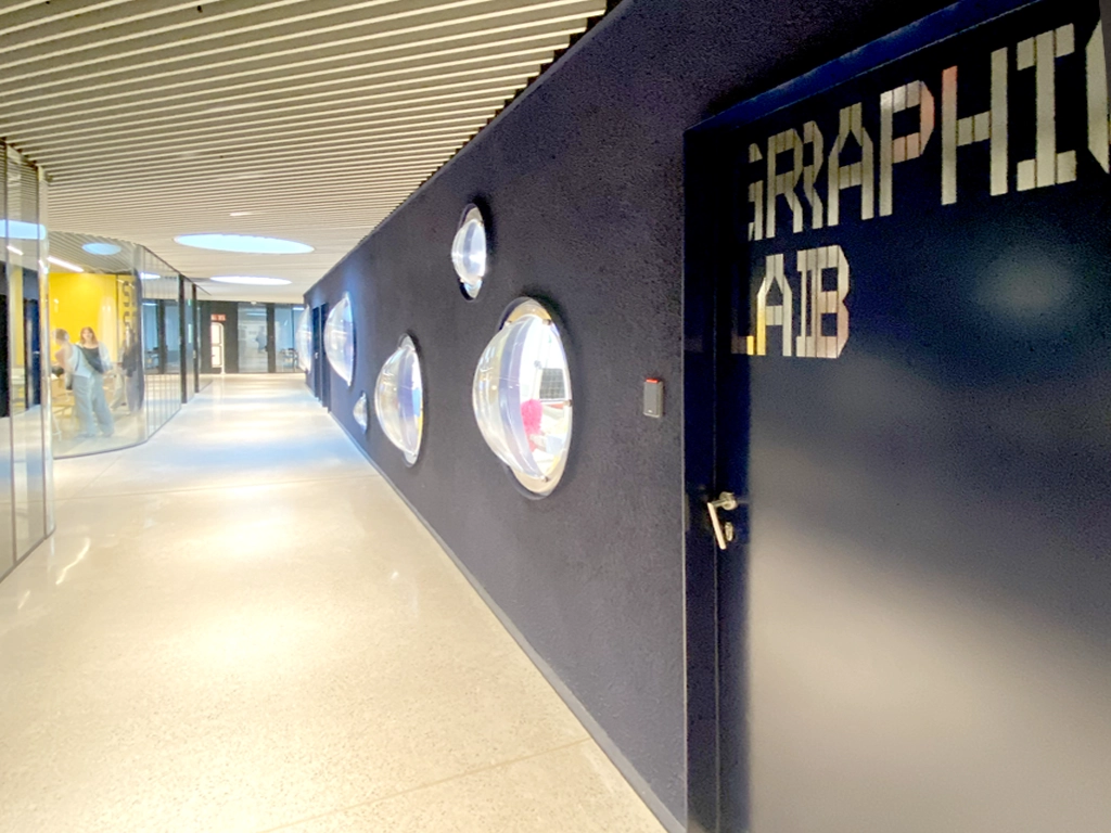 Señalética puertas vinilo interior LCI Barcelona proyecto ESSA PUNT