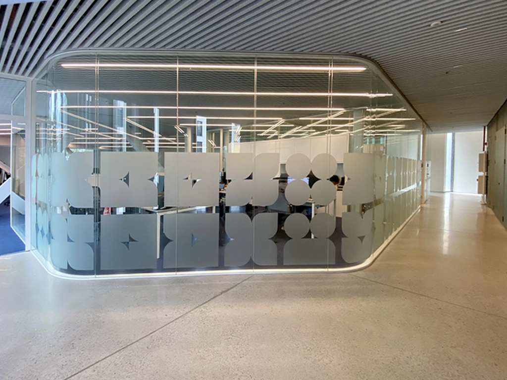 Indiana mamparas vinilo decorativo interior LCI Barcelona proyecto ESSA PUNT