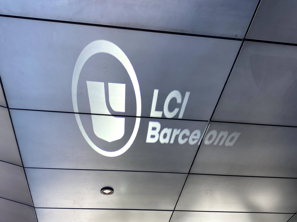 Proyección lumínica identidad LCI Barcelona sistema Gobo proyecto ESSA PUNT