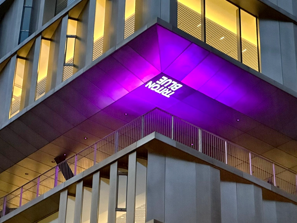 Proyección lumínica magenta identidad LCI Barcelona sistema Gobo proyecto ESSA PUNT