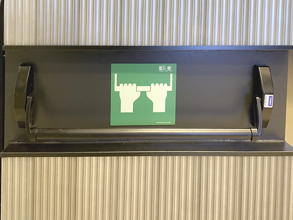 Señalización de seguridad puerta de emergencia de la LCI Barcelona proyecto ESSA PUNT