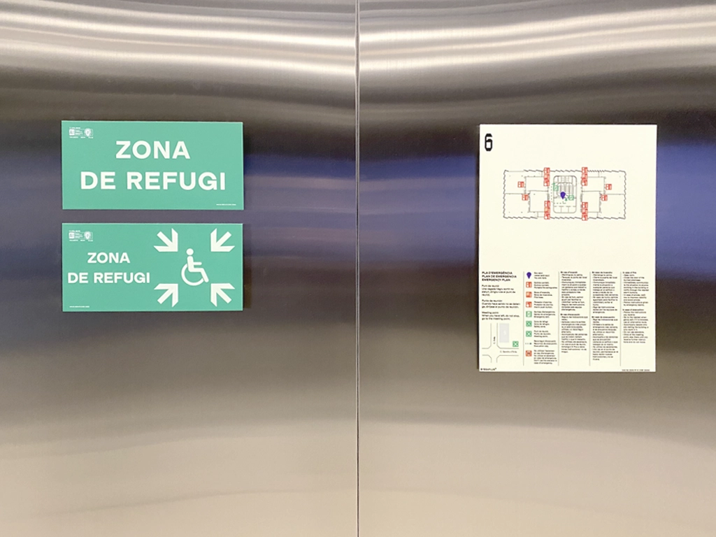 Señalización Zona refugio y plano wayfinding de la LCI Barcelona proyecto ESSA PUNT