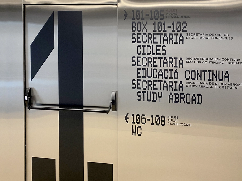 Señalética direccional de la primera planta sistema wayfinding LCI Barcelona proyecto ESSA PUNT