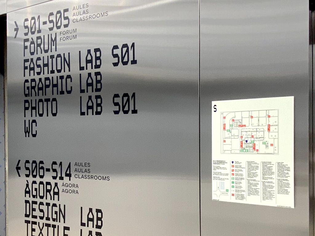 Señalética direccional y plano ubicación sistema wayfinding de la LCI Barcelona proyecto ESSA PUNT