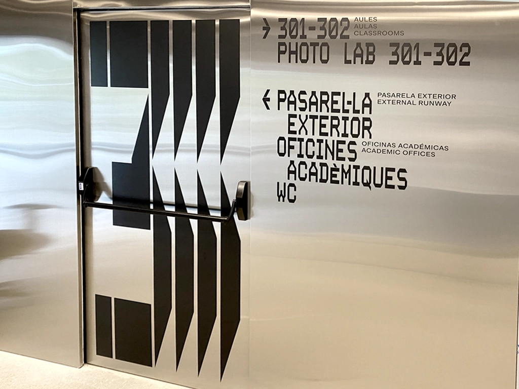 Señalética direccional de la tercera planta sistema wayfinding LCI Barcelona proyecto ESSA PUNT
