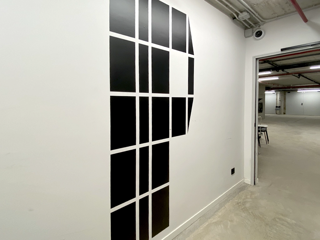 Señalética entrada parking pintada sistema wayfinding LCI Barcelona proyecto ESSA PUNT