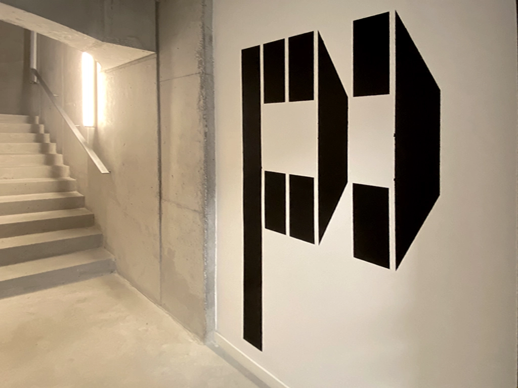 Señalética numeración entrada parking pintada sistema wayfinding LCI Barcelona proyecto ESSA PUNT
